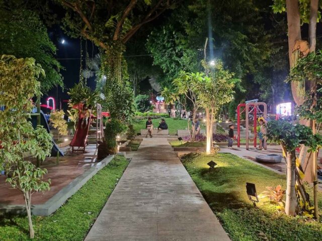 Suasana malam hari di Taman Apsari - Foto: Google Maps/Ferdian