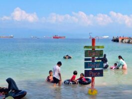 Wisatawan Bermain di Pantai Tiska