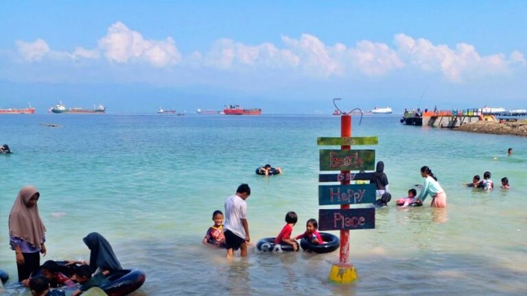 Wisatawan Bermain di Pantai Tiska