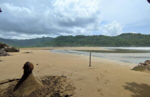 Pantai Kebo berpasir putih