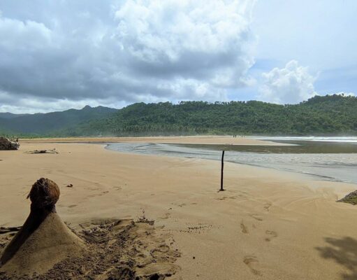 Pantai Kebo berpasir putih