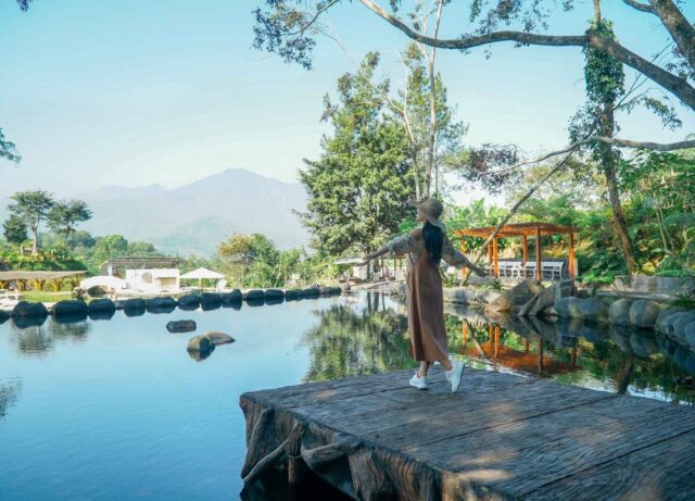 Wisatawan berfoto di Telaga Madiredo