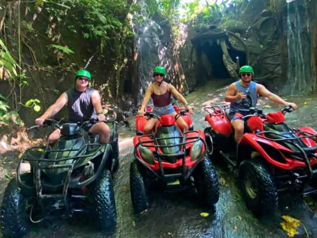 wisatawan mengendarai ATV Bali Ubud melintasi sawah hijau