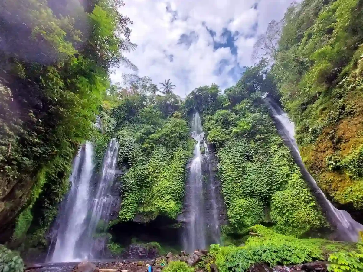 Terdapat 4 aliran di air terjun Sekumpul