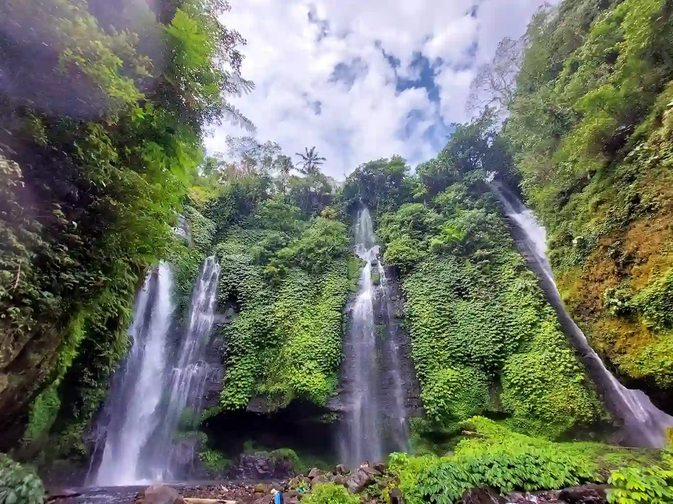 Terdapat 4 aliran di air terjun Sekumpul